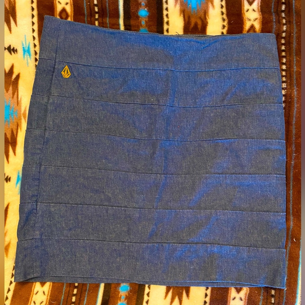 Like new denim volcom skirt
